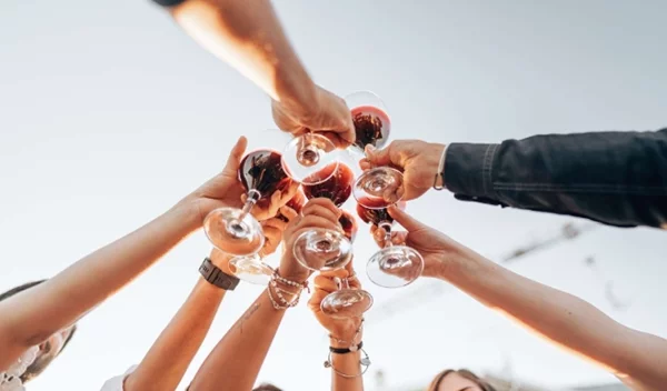 Αποχαιρετάμε το brunch και καλωσορίζουμε το drunch που κάνει θραύση