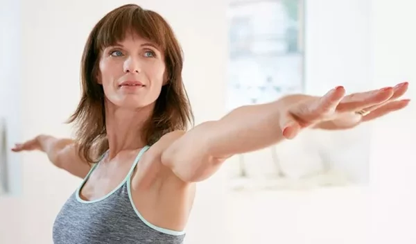 Η άσκηση Pilates που πρέπει να κάνετε μετά τα 50 για να χάσετε λίπος στην κοιλιά