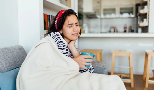 Πονόλαιμος; 5 δοκιμασμένα γιατροσόφια που θα σε ανακουφίσουν