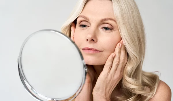 Η skincare συμβουλή που όλες οι γυναίκες άνω των 50 εύχονταν να είχαν ακούσει νωρίτερα