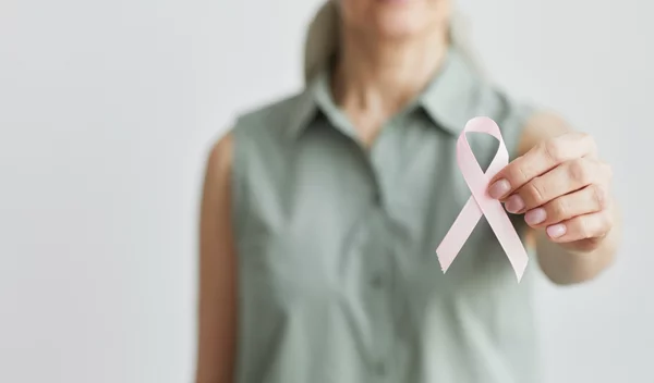 Καρκίνος του μαστού μετά την εμμηνόπαυση: Το 40% των ορμονικά θετικών περιπτώσεων συνδέεται με αυτό το χαρακτηριστικό