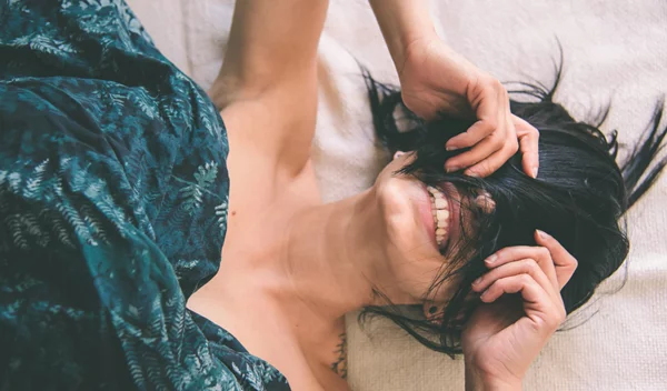 Σπυράκια στο σώμα: Από τι προκαλούνται και πώς αντιμετωπίζονται;