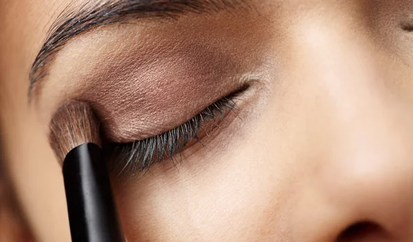 Ένα πανεύκολο eyeshadow hack που θα κάνει τα  μάτια σου να φαίνονται (πολύ) μεγαλύτερα