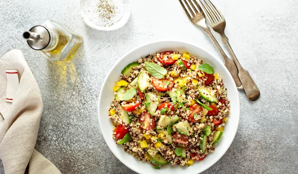 Επτά χορταστικές σαλάτες για κυρίως γεύμα από τη διατροφολόγο