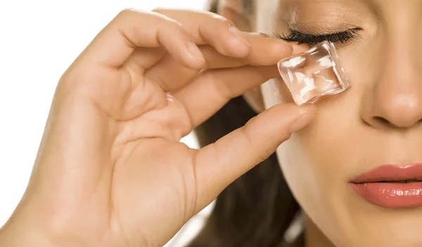 Πάγος στο πρόσωπο: Το πανεύκολο κόλπο για να ξυπνάς με λαμπερό δέρμα