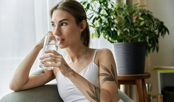 Ξηρό δέρμα: Γίνεται να το ανατρέψεις αν πιεις περισσότερο νερό;