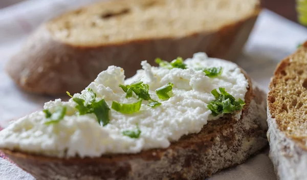 Ανθότυρο vs Cottage: Ποιο τυρί είναι καλύτερο για δίαιτα;