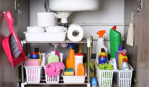 Απορρυπαντικά κάτω από το νεροχύτη: Γιατί πρέπει να το σταματήσεις;