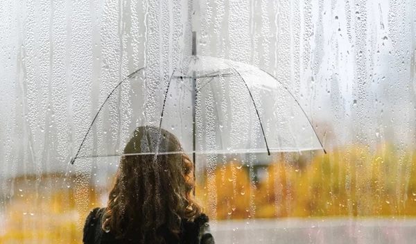 How to: Τα ιδανικά χτενίσματα για τις βροχερές ημέρες