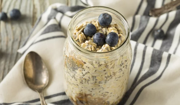 Βρώμη από το βράδυ χωρίς μαγείρεμα που θυμίζει γλυκιά πίτα με μύρτιλλα