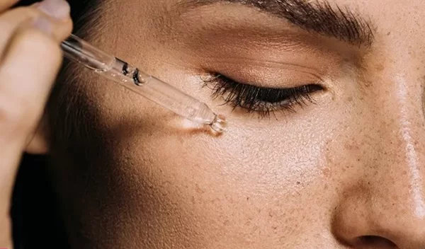 Ποιον ορό προσώπου να επιλέξω; Όλες οι απαντήσεις στις απορίες σου για τα serums