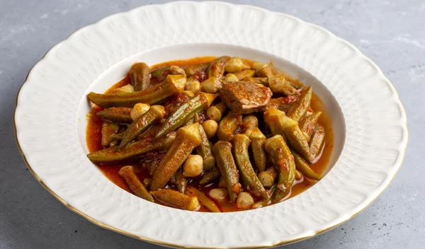 Μπάμιες λαδερές: Συνταγή για ένα από τα πιο παραδοσιακά πιάτα του καλοκαιριού