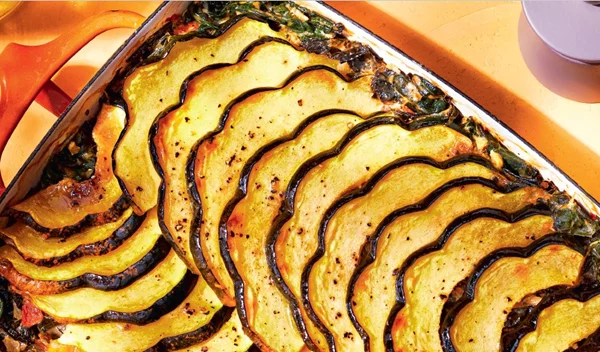 Χειμωνιάτικη κολοκύθα στη γάστρα με χορταρικά και κρέμα καρύδας