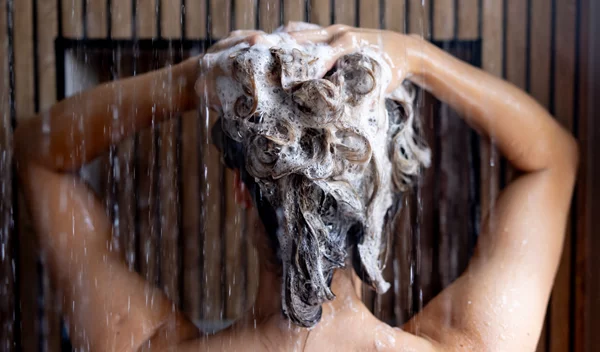 Το Νο1 λάθος που κάνουν οι περισσότερες γυναίκες στο λούσιμο των μαλλιών