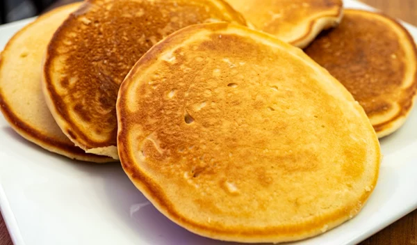 Η μόνη συνταγή για αφράτα pancakes που χρειάζεσαι: Έτοιμα σε 15 λεπτά με λίγα υλικά