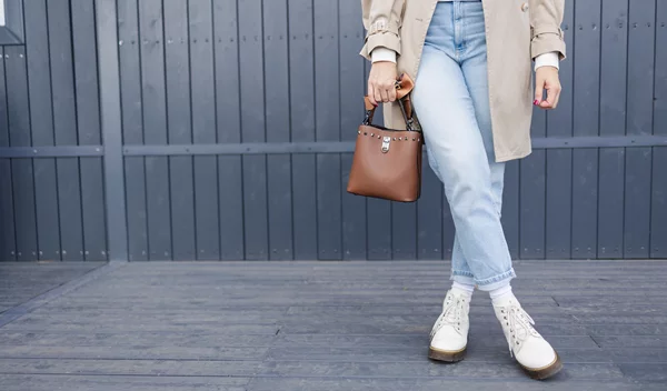 Τα 8 ζευγάρια παπούτσια που ταιριάζουν άψογα με τζιν παντελόνι