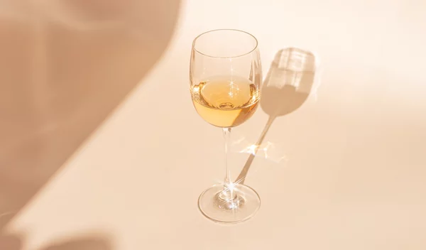 Το απλό τεστ δαχτύλων που σου αποκαλύπτει την αγάπη κάποιου για το αλκοόλ