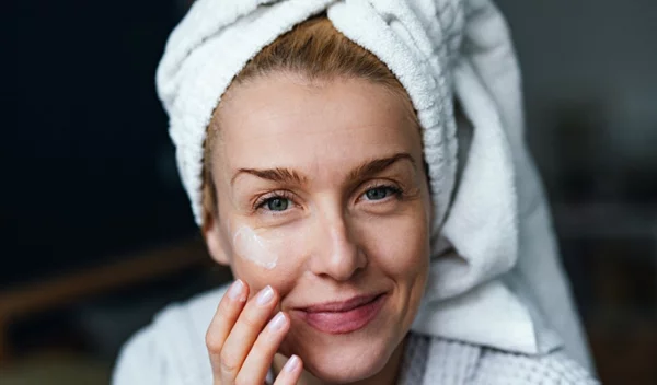 Πώς θα δείχνουμε νεότερες για περισσότερα χρόνια; Τι συμβουλεύουν δερματολόγοι