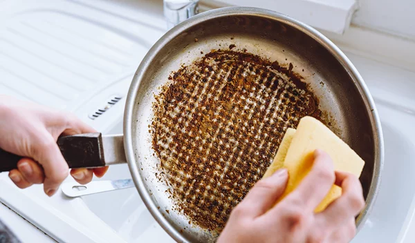 Πώς να καθαρίσεις τη βάση σε ένα τηγάνι; Διώξε τα λάδια εύκολα με 4 υλικά