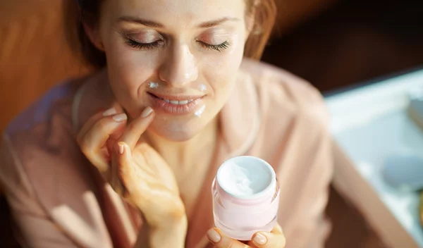 Κρέμα ημέρας ή κρέμα νύχτας; Ποια να επιλέξεις και γιατί