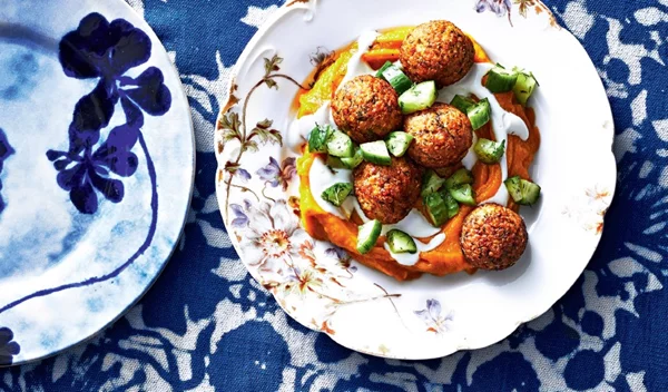 Κεφτεδάκια κοτόπουλο - κινόα με κολοκύθα και σος γιαουρτιού