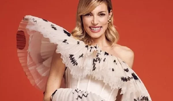 Κάν'το όπως η Βίκυ Καγιά: Το "bun lift" hairstyle που θα σε κάνει να δείχνεις τουλάχιστον 10 χρόνια μικρότερη