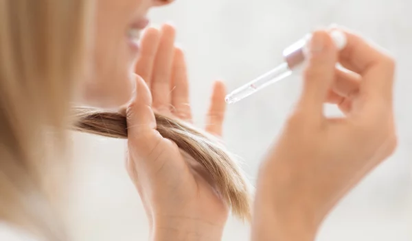 Πώς να χρησιμοποιήσεις το λάδι jojoba για πιο δυνατά και μακριά μαλλιά