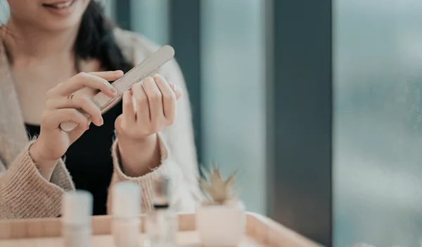 4 tips για μεγαλύτερη διάρκεια του μανικιούρ (απλού και ημιμόνιμου)