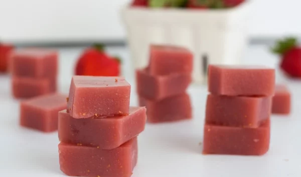 Θες λαμπερό δέρμα; Φτιάξε αυτά τα ζελεδάκια φράουλας και θα το πετύχεις