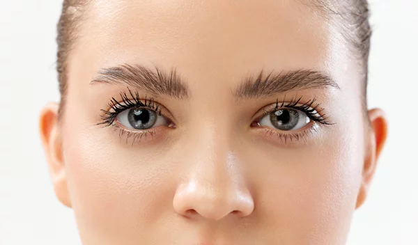 Θέλεις βλεφαρίδες σαν ψεύτικες; Βρήκα 3 pro tips για μήκος και όγκο με τη mascara που έχεις ήδη