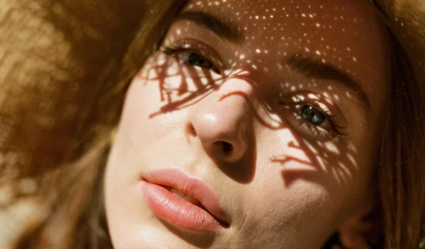 Πώς να μειώσω τις ρυτίδες και τις καφέ κηλίδες; Φυσικά συστατικά που τις καταπολεμούν