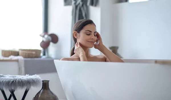 Πώς να χαλαρώσεις στο μπάνιο σου μετά από μια εξαντλητική ημέρα