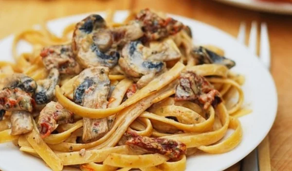 Ταλιατέλες με ψαρονέφρι, λιαστή ντομάτα και ανθότυρο