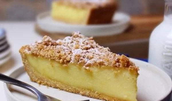 Συνταγή για γαλατόπιτα με βελούδινη κρέμα και μπισκότα