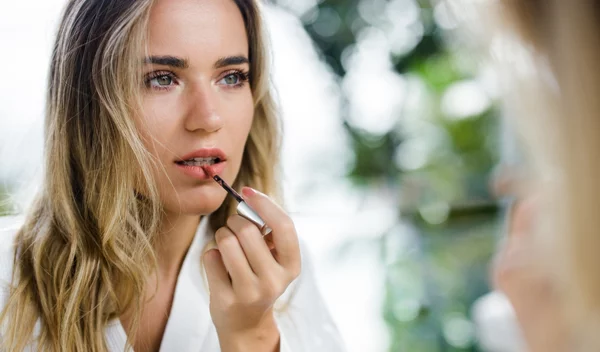 5 ζουμερά lip oils για ενυδατωμένα και λαμπερά χείλη
