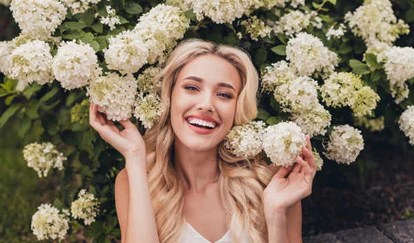 Μήπως η προσπάθειά σου να είσαι χαρούμενη σε εξαντλεί; Δες γιατί!