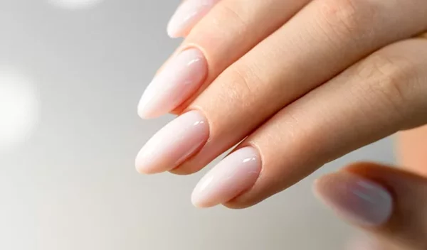 Το ιδιοφυές hack για να μην λερώνεις με βερνίκι τα πετσάκια σου