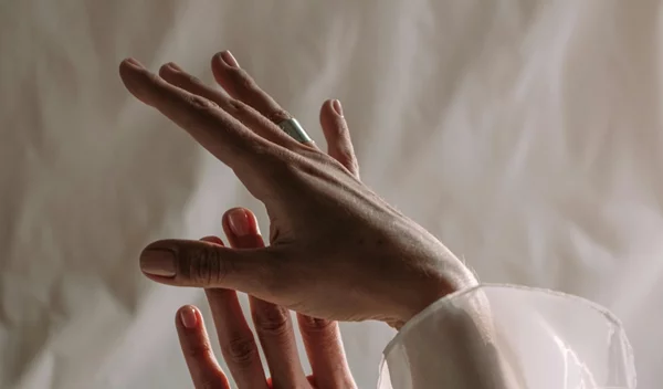 Εύθραυστα νύχια: Η παράλειψη αυτής της συνήθειας, τα προκαλεί