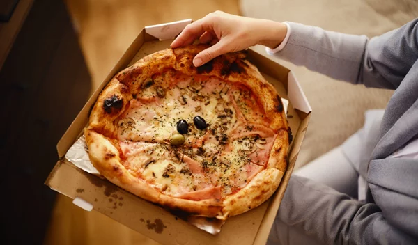 4 πράγματα που κάνεις και δεν σε βοηθούν να σταματήσεις τα υπερφαγικά επεισόδια