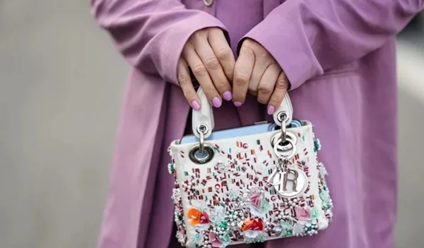 Έκλεισες ραντεβού για νύχια; Τα lavender milk nails είναι η τάση που πρέπει να δοκιμάσεις