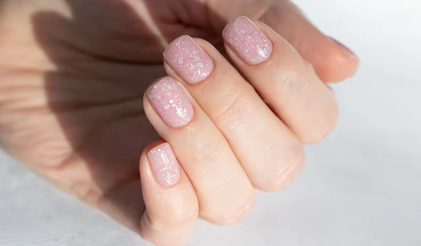 10 κομψά μανικιούρ με glitter που όντως θα θέλετε να υιοθετήσετε