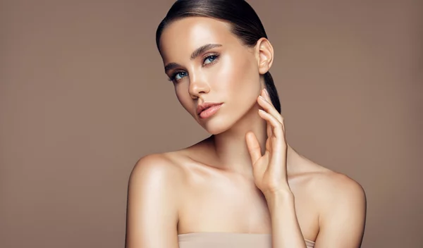 5 SOS συμβουλές για να κάνεις την επιδερμίδα σου να λάμπει όλο τον χρόνο