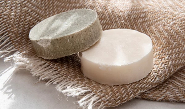 Στέρεο σαμπουάν: Τα οφέλη του για τα μαλλιά σου αλλά και για το περιβάλλον