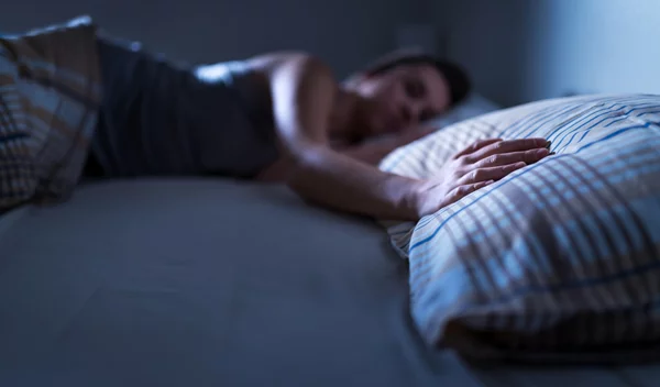 Κοιμόμαστε χώρια: Πώς το sleep divorce μπορεί να σώσει μία σχέση