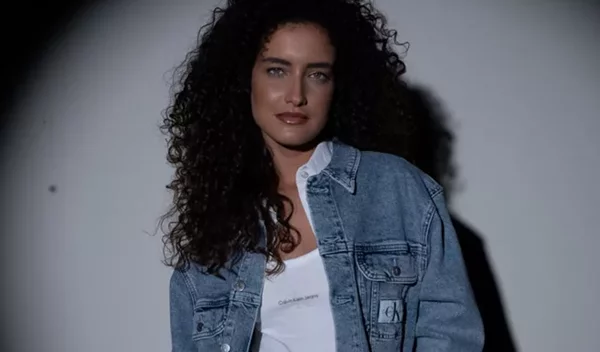 H μόδα των 90s επιστρέφει: Τα κομμάτια Calvin Klein που δεν πρέπει να λείπουν από τη γκαρνταρόμπα σου