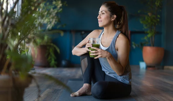 Προσέχεις τις θερμίδες που καταναλώνεις; Δεν προλαβαίνεις να φας αρκετά πράσινα και αμφιβάλλεις για το αν παίρνεις αρκετές βιταμίνες;  Να το κοκτέιλ υπερδύναμης (ή αλλιώς ο πιο ισχυρός σύμμαχός σου)