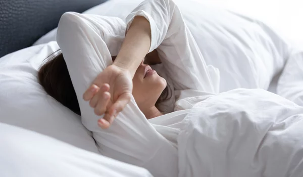 Ο πραγματικός λόγος που νιώθεις κουρασμένη μετά τον ύπνο - τι μπορεί να σε βοηθήσει