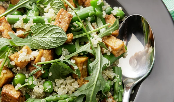 Νηστίσιμα γεύματα με πρωτεΐνη: Οι συνδυασμοί που προτείνει η διατροφολόγος