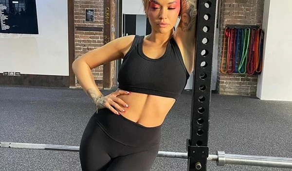 Rita Ora: Η προπόνησή της για καλλίγραμμα και δυνατά πόδια