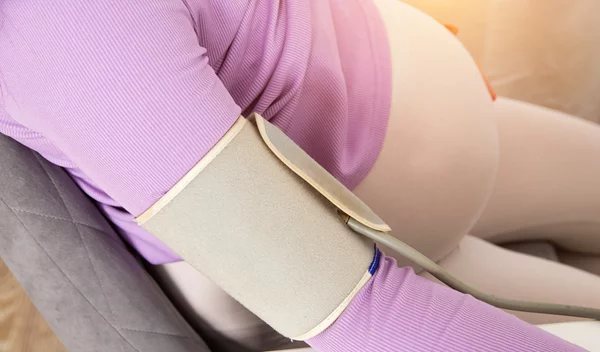 Εγκυμοσύνη: Τι είναι η προεκλαμψία και από τι κινδυνεύεις μετά;